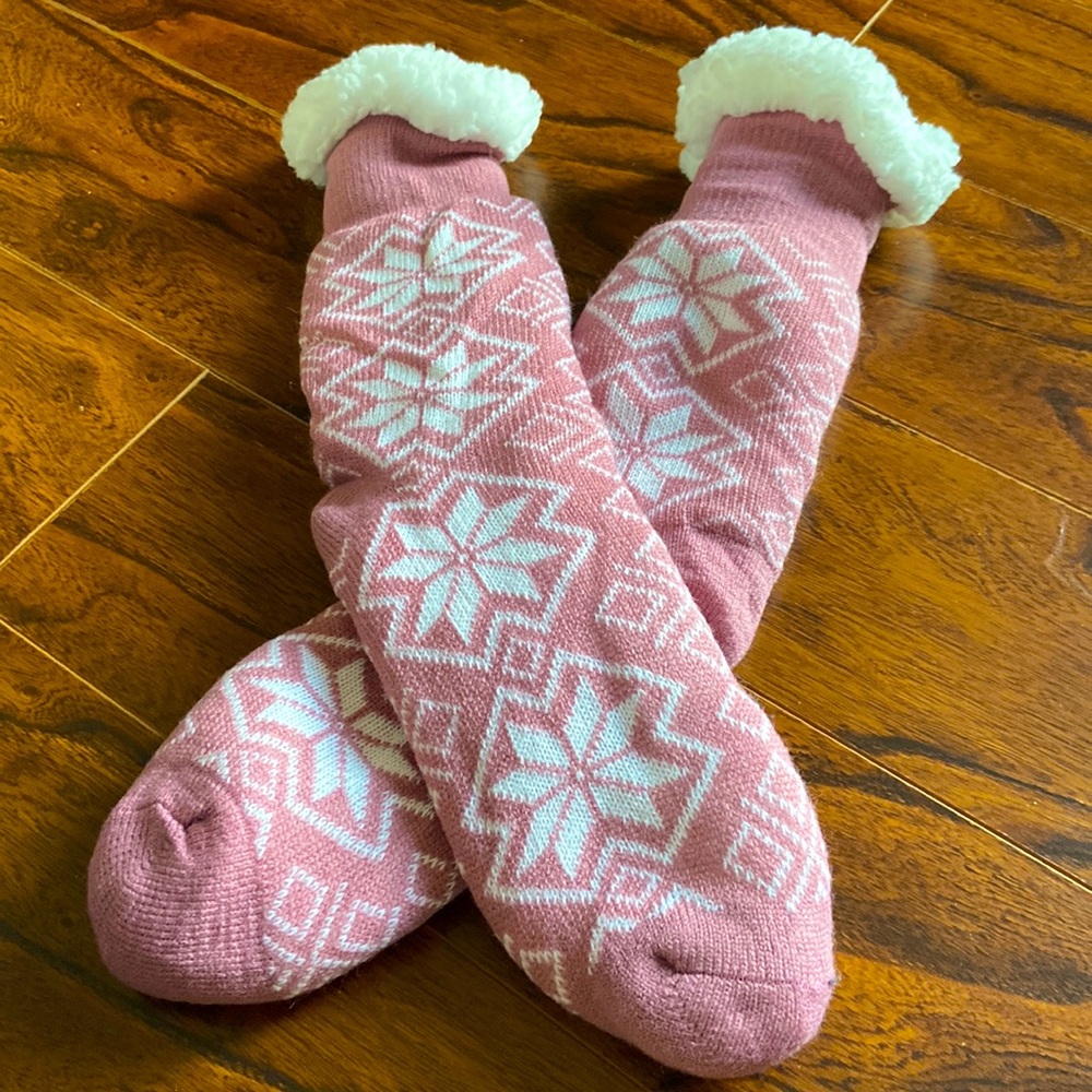 NWOT snowflake print slipper socks